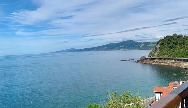 Perfect family villa in front of the Getaria Bay
