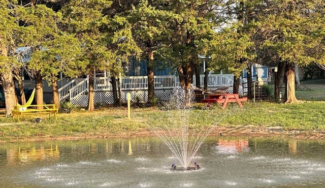 Perfect Farmhouse Getaway & Indoor Pickle Ball near Dallas! Ravenna Pond Retreat