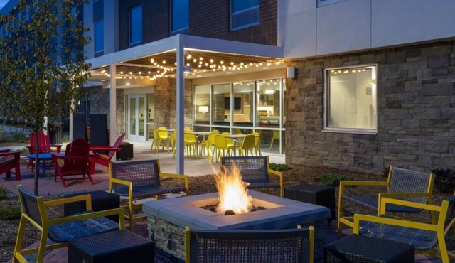 Perfect for 16! Four Modern Units, Pool, Free Parking and Free Breakfast