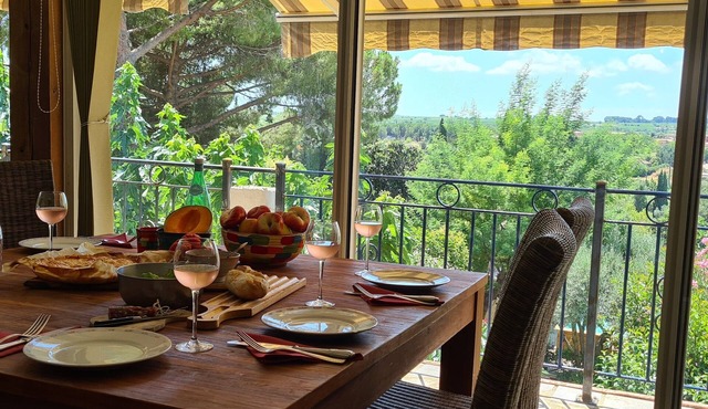 Perfect for a couple - beautiful air conditioned bedroom, views, pool, garden