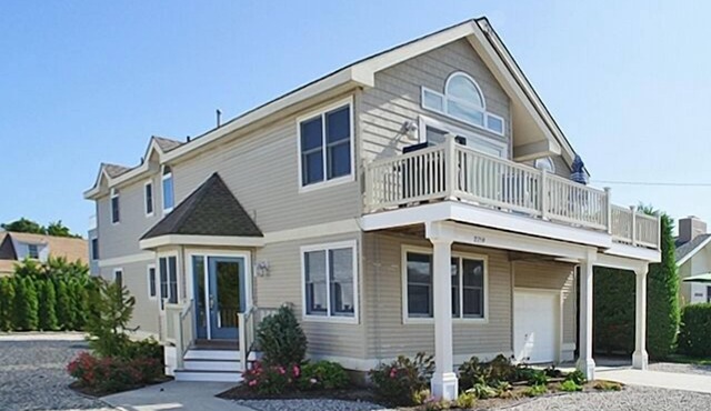 Perfect for a large family. 2 blocks to the beach. One block to shopping.