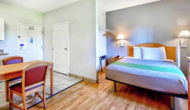 Perfect for Big Groups: 4 Rooms w/2 Full Beds and Kitchenette + Outdoor Pool