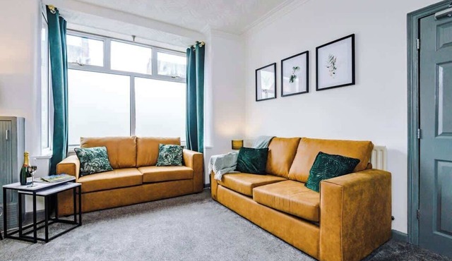 Perfect for business & large groups, sleeps 8!