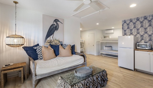 Perfect for Couples! 2 Blocks From Beach. Pet Friendly