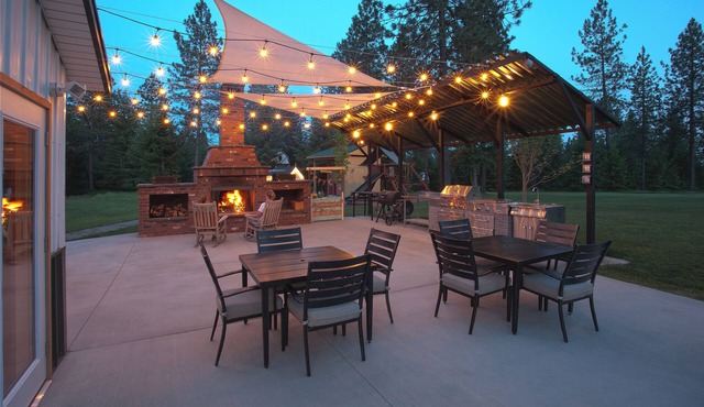 Perfect for corporate retreats, family reunions. Near Silverwood. Sleeps 38!