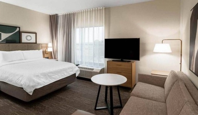 Perfect for Corporate Travelers w/ Workspace!