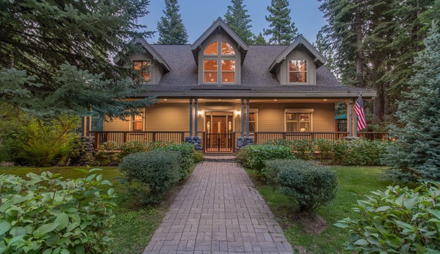 Perfect for couples'/group getaway. This large luxury fun house won't disappoint