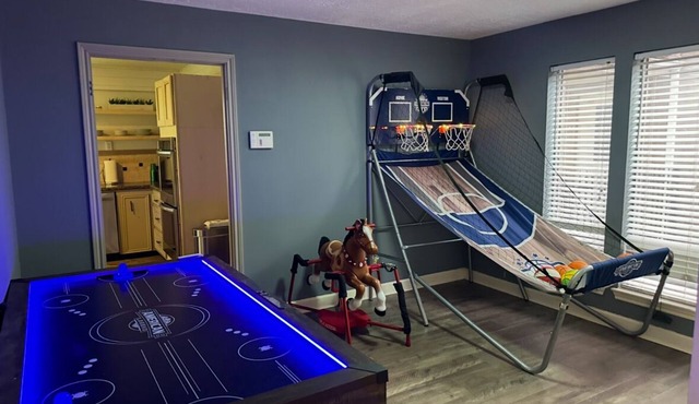 Perfect for entertaining 4-bedroom house on golf course in Missouri City
