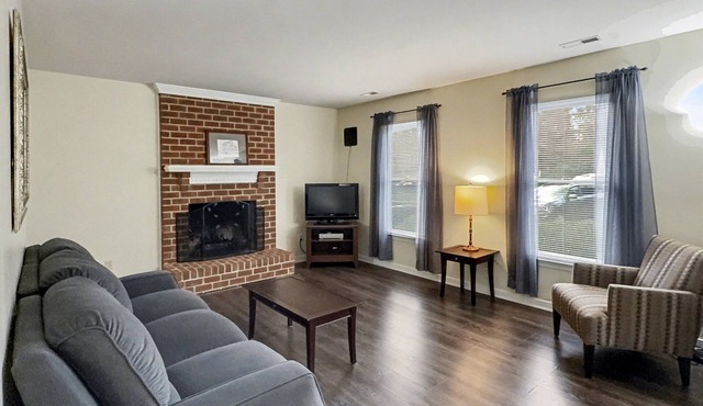 Perfect for Extended Stays! 1st Floor Bedroom, Fenced Area for Pets!