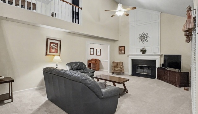 Perfect for Extended Stays! Fenced Yard, Pet friendly!