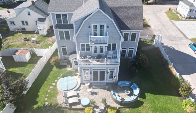 Perfect for Families & friends re-unions! Outdoor Hot Tub, 50 yards to the beach!