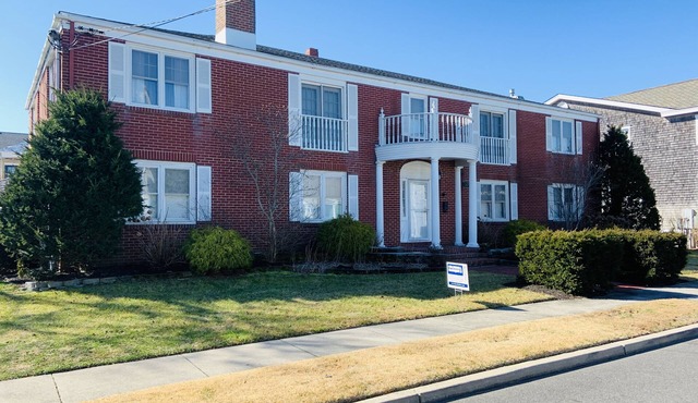 Perfect for families, large groups, weddings. Two blocks to beautiful beaches!