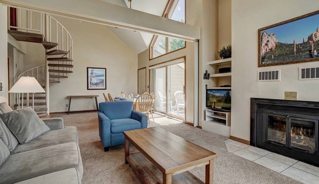 Perfect for families: 2 bedroom/3 bath w/hot tub + pool-minutes to Keystone!