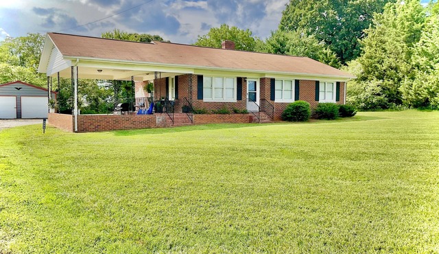 Perfect for families or business, minutes to Newton and Hickory