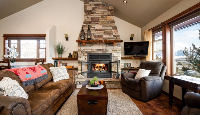 Perfect for Families Visiting Yellowstone ~ Hot Tub! Splendid Views! Chico