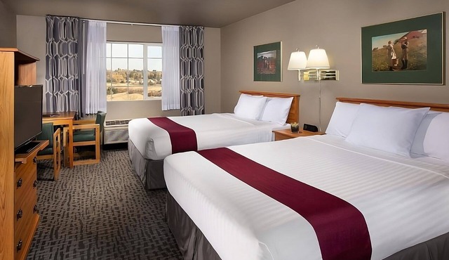 Perfect For Family Getaway, Near WSU! Spacious Room w/Free Parking, Pool