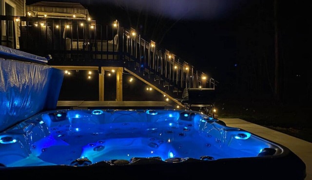 Perfect for Family Vacation Sleeps 22 Hot Tub Private Back Yard Dog Friendly