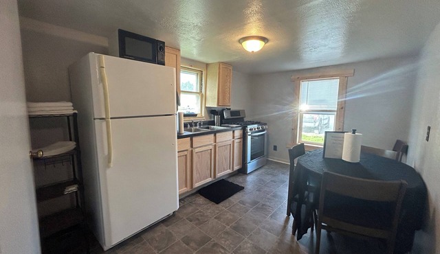 Perfect for fishing groups! Port Clinton guest unit w/AC, boat parking/plug in