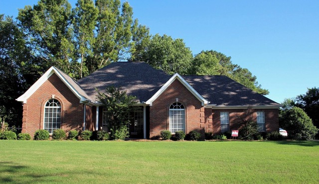 Perfect for Football Game Weekends: Spacious Home 6 Miles from Ole Miss!