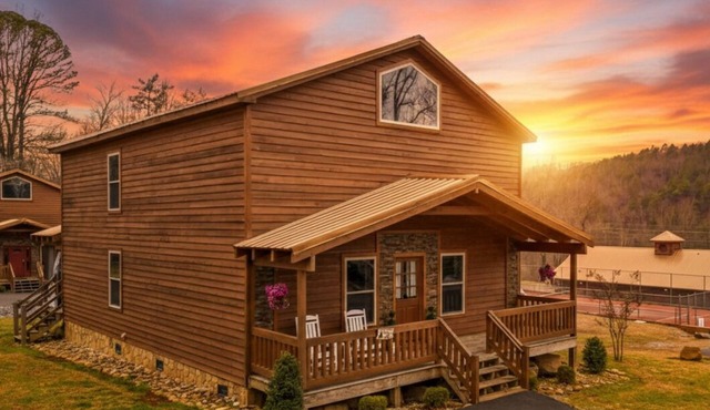 Perfect for Girls Trips! 4 Suites & Amazing Pool!