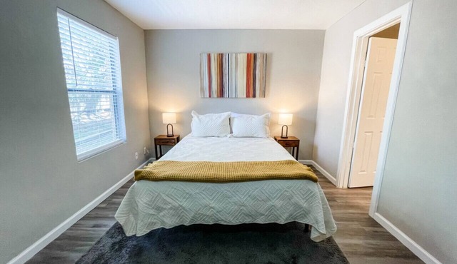 Perfect for Group! 2BR, 2BA with Pool!