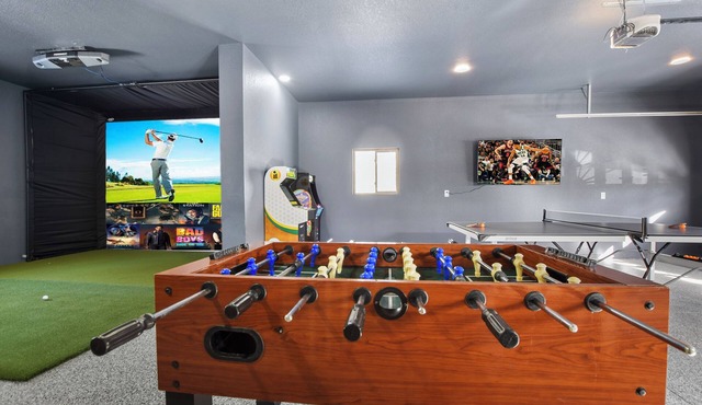 Perfect for Groups 4BR Cabin with Golf Sim, Hot Tub & Game Room Near Sand Valley