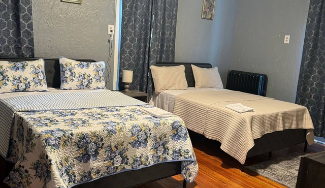 Perfect for Groups! 8-Bedroom Home in Prime Area