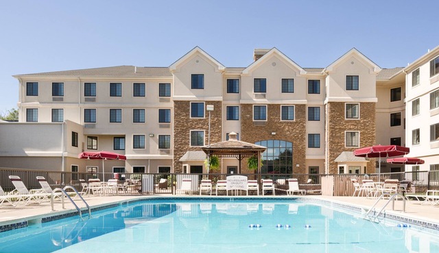 Perfect for Groups! | Pool + Gym + Free Breakfast