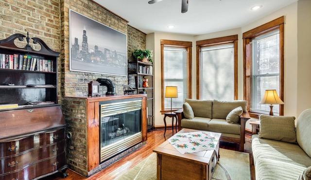 Perfect for Groups! Steps to the Beach and Room for All! Enjoy All Andersonville Has to Offer! by AllSet Turnover