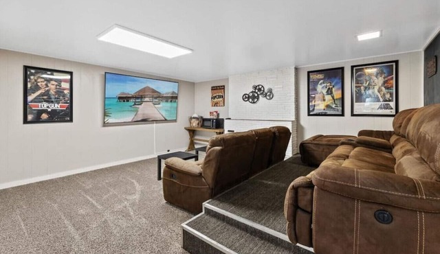 Perfect for groups-Theater & Arcade close to dwtn!