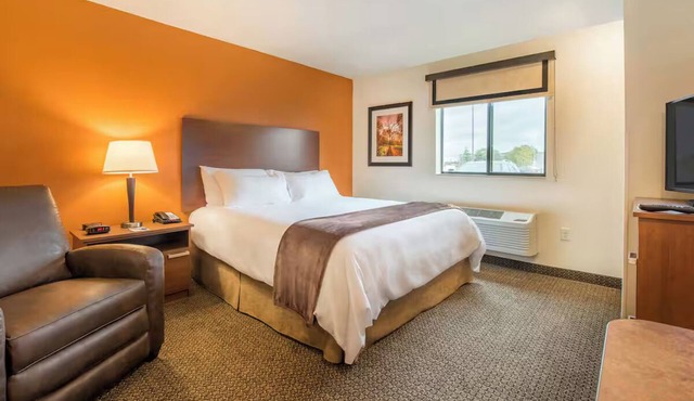 Perfect for Groups! 2 Queen Bed + Recliner Units Near UND, Dining & Fun Hotspots