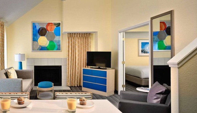 Perfect for Groups! 2 Spacious Units w/ Kitchens, Free Breakfast, Outdoor Pool!