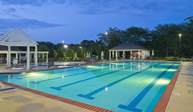 Perfect for Groups! Unit with Full Kitchen, Free Parking, Onsite Pools!