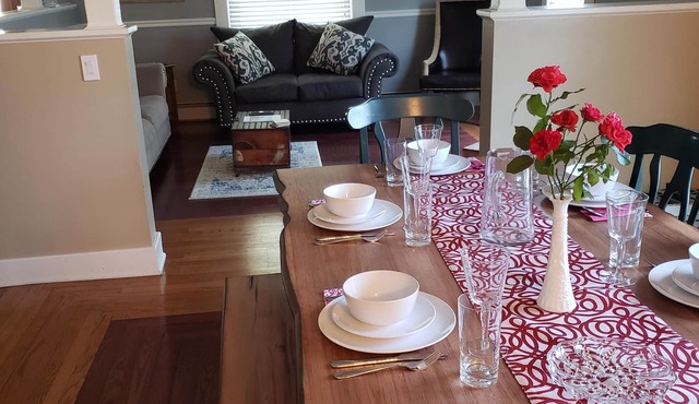 Perfect for groups! Walk to Journeyman/downtown Three Oaks