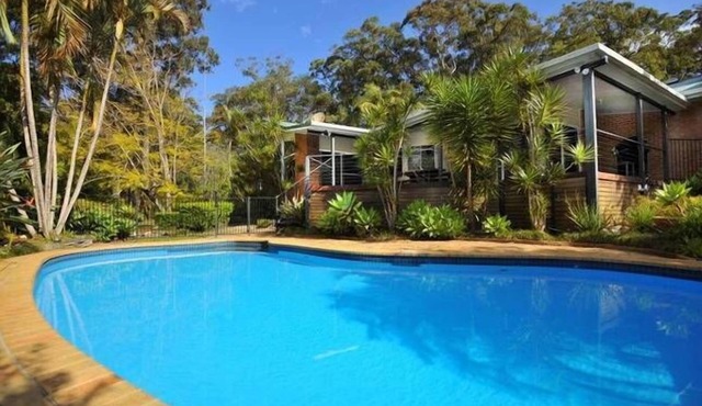 PERFECT FOR LARGE FAMILIES CLOSE TO BEACH AND SHOPS, ACREAGE & GAMES ROOMS