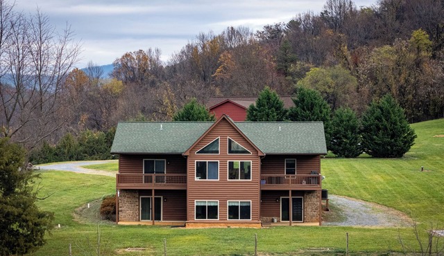 Perfect for Large families a 6 bedroom 3600 SF Cabin in the Valley
