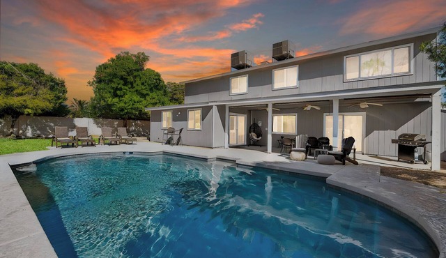 Perfect for Large Groups and Families - Pool, Hot Tub & Putting Green!