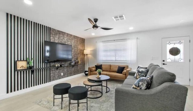 Perfect for Large Group 5BD+3BA Free Parking