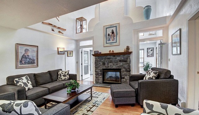Perfect for Large Groups - Near Peak 9 & 10 - Quiet Residential Setting
