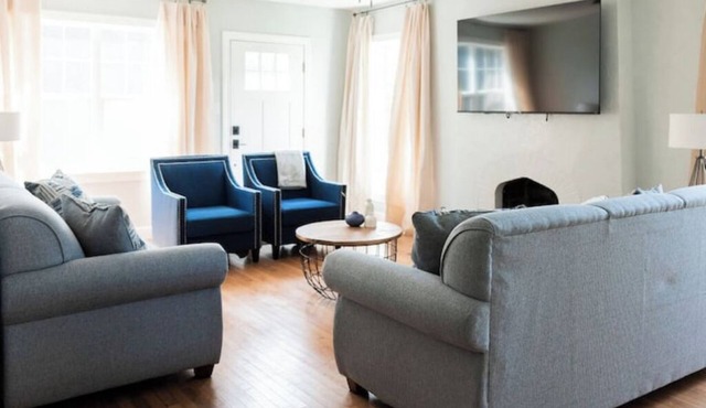 Perfect for Large Groups/Walkable/Plaza
