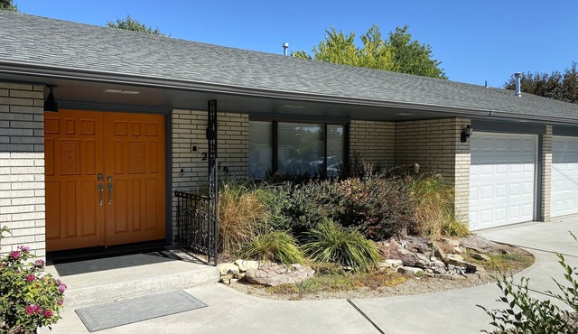 Perfect for Long Stays. Recently remodeled townhouse next to Freeway & C of I.