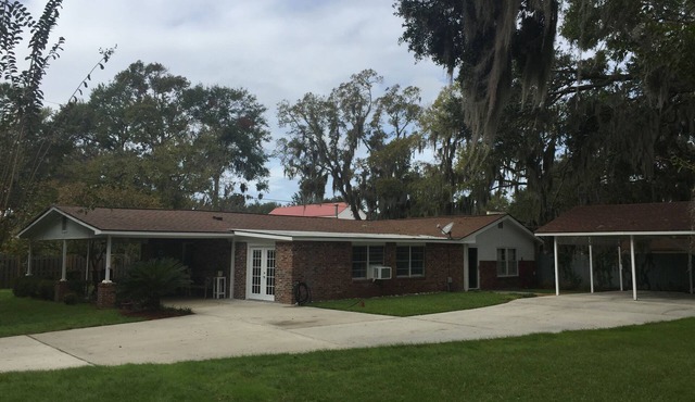 Perfect for PI graduations and Lowcountry getaways, close to PI and Sands Beach.