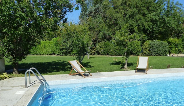 Perfect for relaxing in Provence and / or visiting the Alpilles, the Luberon ...