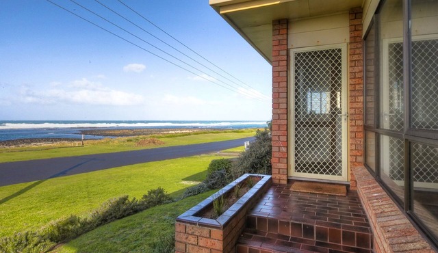 Perfect for that cosy winter holiday with stunning views of the Pea Soup Cove.