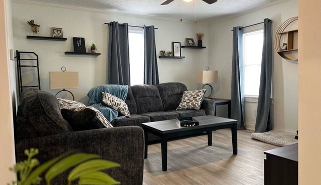 Perfect for Traveling Professionals. Rent By The MonthnUpdated 2BR in Town