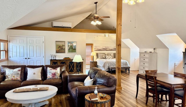 Perfect for Two! The Loft @ Oak Hill, Fairview. 30min from Nashville or Franklin