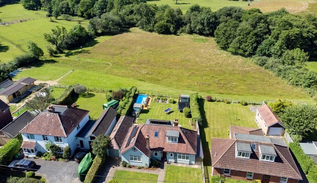 Perfect for wild play and family escapes in the forest - with lots of extras