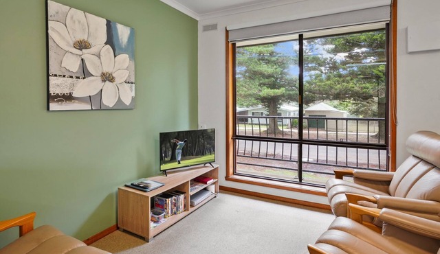 Perfect for your beach holiday, you are only a stone's throw to the Port Fairy East Beach