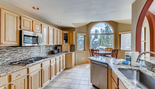 Perfect For Your Family Vacay With Yard, Hot Tub & Pet Friendly! 5 Bedroom Home by RedAwning