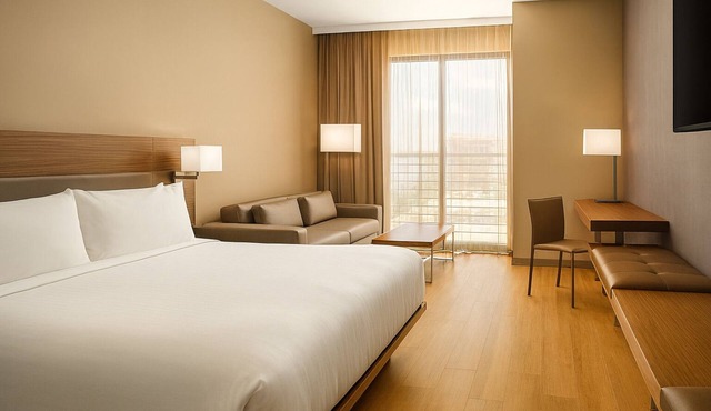 Perfect for Your Next Getaway! Spacious Room with King Bed, Rooftop Pool